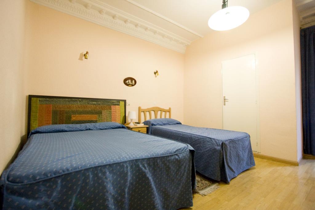 Hostal Trevinca Madrid Extérieur photo