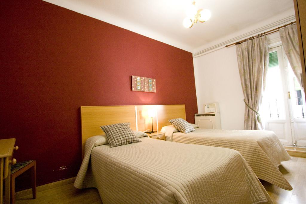 Hostal Trevinca Madrid Extérieur photo