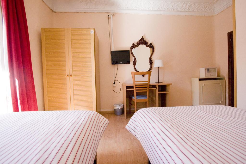Hostal Trevinca Madrid Extérieur photo