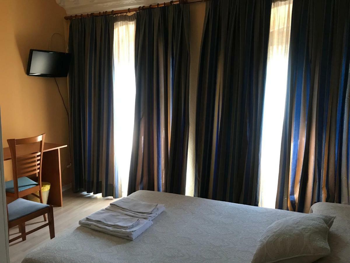 Hostal Trevinca Madrid Extérieur photo